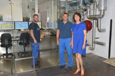 Fröhliche Mitarbeiter mit Irina Kohler Gmund Papierfabrik